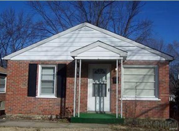 NO SHOWINGS UNTIL MONDAY SEPTEMBER 23, 2019! Adorable, full brick, 2 bedroom, 1 full bath home waiting for the perfect tenant. Convenient location, close to highways, airport and shopping.  This home some update carpet, neutral paint, separate living room, dining room and a galley kitchen with oak cabinets and gas stove.  Home also features a level backyard; see agent remarks for application details, Agent is also the owner of home.
•Move in Ready •Tenant to Pay ALL UTILITIES •Application fee is $55 per adult and $85 per couple •Security Deposit is 2 months rent depending on credit rating, held by landlord •1st Month Rent due to obtain keys •Minimum lease terms of 2-3 years •Payment in forms of Cashiers Checks or Direct Deposit •Owner is licensed agent/broker •No Smoking inside of home •Good credit & rental history with no previous evictions is REQUIRED. •Household monthly income of at least 3 times the monthly lease rate is required. •Pets negotiable •Market Rate rental property only
