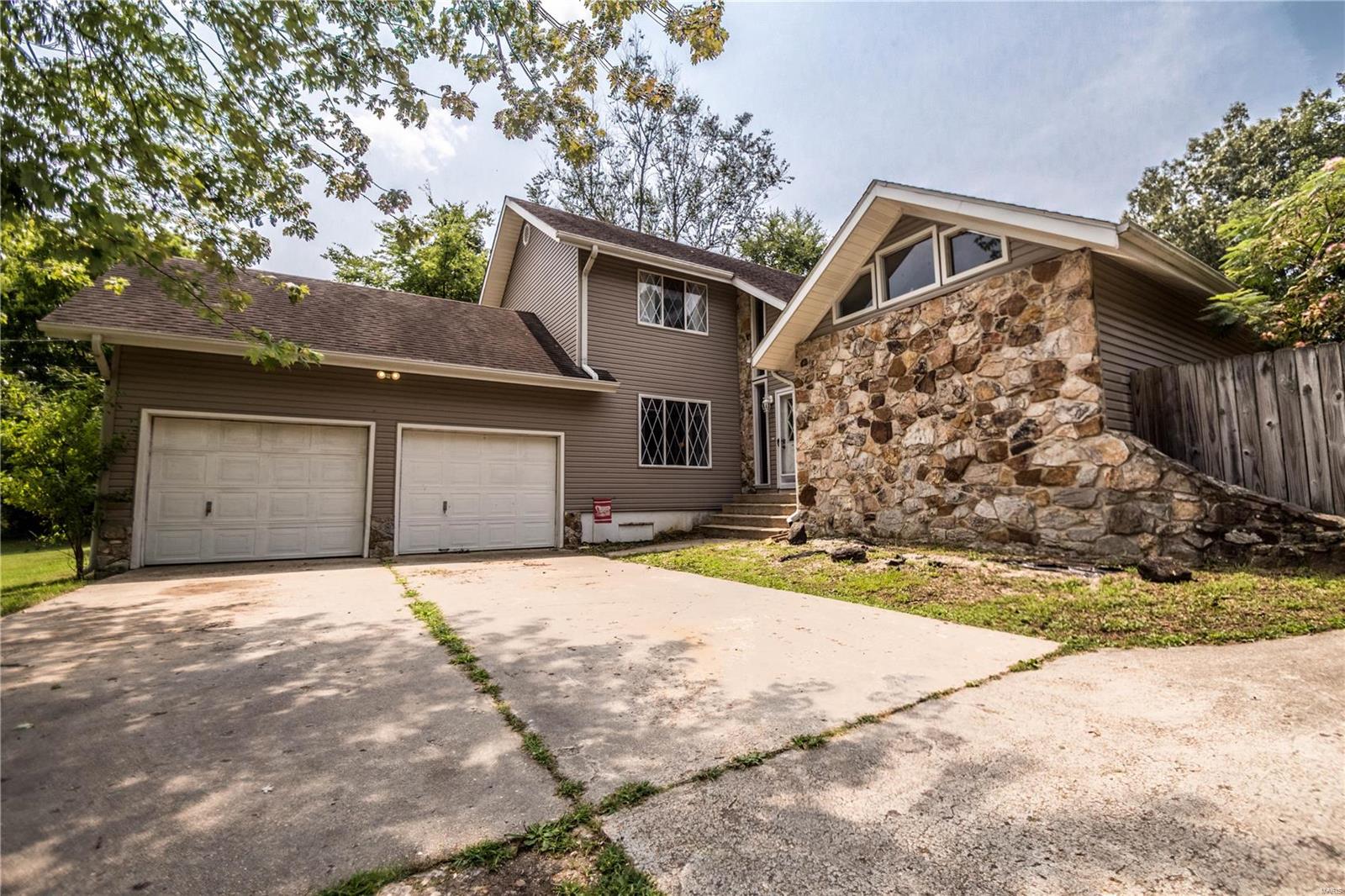 Located right outside of town, right off of Oak Grove Rd. Stands this custom two story, 3 bedroom/2 1/2 bathroom home with vaulted ceilings, a beautiful custom kitchen, and a jaw dropping entry foyer. This home also includes a(n) 630 SF unfinished basement, fenced in backyard with an above ground pool, storage shed and a 320 SF 2 car garage. Sparklight Internet, Electric is Ozark Border, Private Well, and Sewer is through Municipal Utilities.