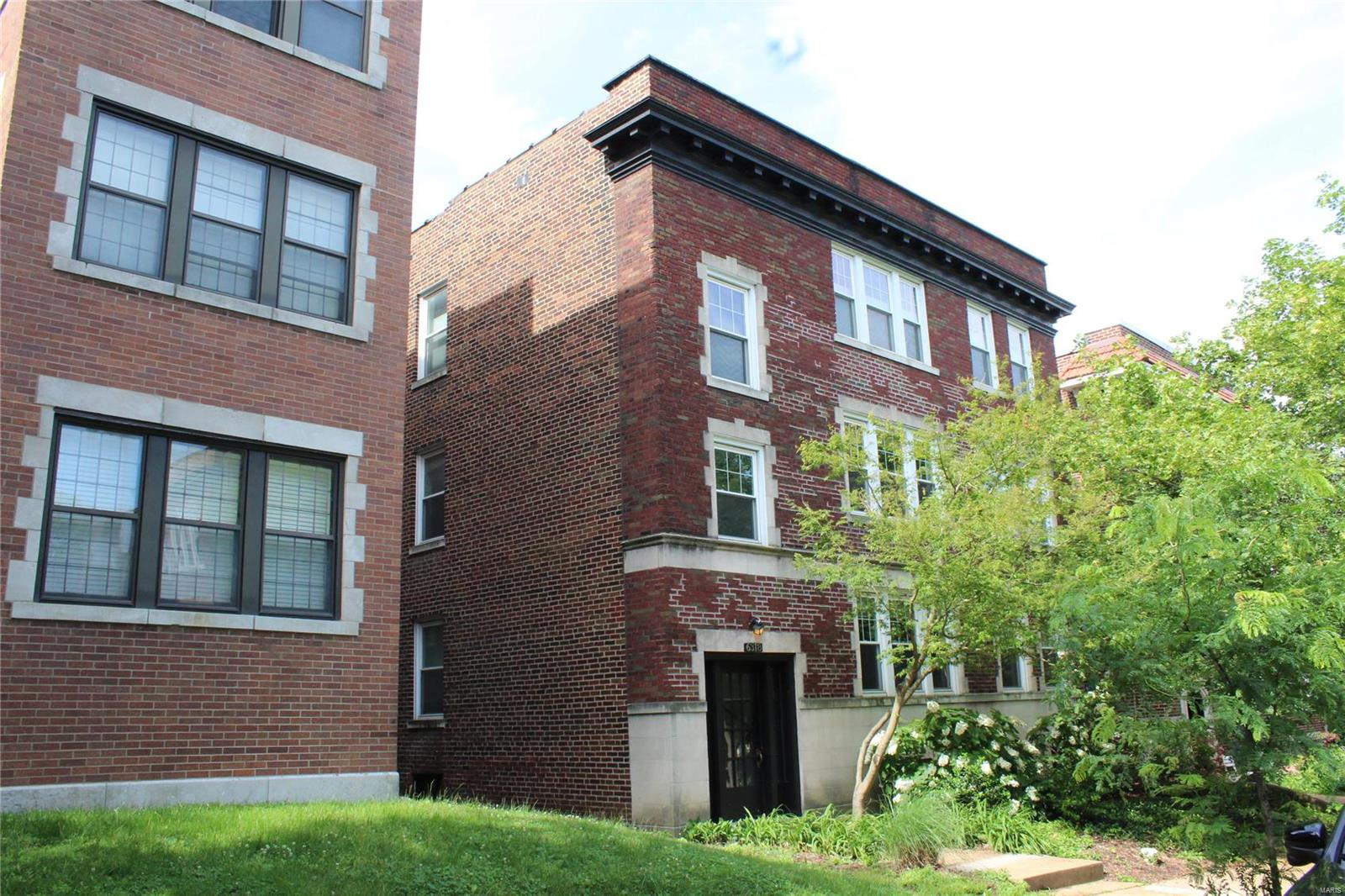 DEMUN AREA CONDO AVAILABLE!! UPDATED &  Spacious 3 bed, 2 full bath condo in the popular Historic Demun/Clayton area for lease! Lots of space in this open floor plan with 1700 sq. ft. includes 3 beds, 2 baths, family room, living room & separate dining room. Wood floors, arched doorways, and more! Lots of storage in the basement, private laundry with washer & dryer in basement. Nice patio space and 1 car garage in back for tenants use. Spectacular location and area!  Clayton School district, walk to Forest park, shops, easy access to highways, close to Wash U and more. Pet negotiable. Available NOW! Location: Interior Unit