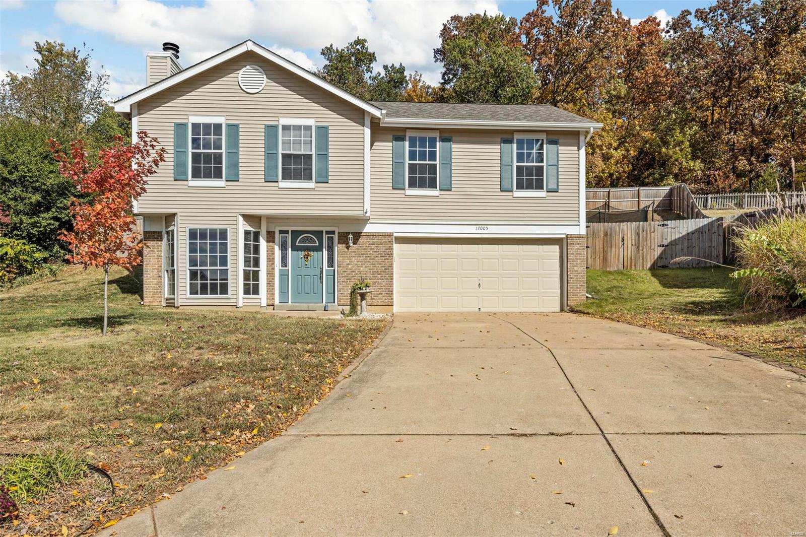 ROCKWOOD SCHOOLS!!! This Raised Ranch is tucked back in Hilltop Village Estates. Sits on a cul-de-sac. 3-bedroom home has been freshly painted and 100% MOVE IN READY. Imagin crisp fall nights sitting on a private deck around the fire pit OR decorating your home for the upcoming holidays. YOU CAN STILL MOVE IN TIME. Such a cozy home in an established neighborhood. Open concept with vaulted ceilings that go from living room/dining/kitchen.  The dining area has a bay window. Master bedroom has a full bath and walk-in closet. 2 more generous sized bedrooms and another full bath are on same/main floor. Lower level has a family room, 1/2 bath, laundry and storage. Oversized 2 car garage can be used for any extra storage. Subdivision has pool/club house. MAKE APPT TODAY !