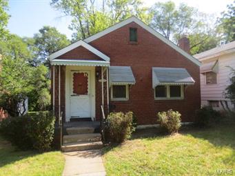 ALL BRICK HOME WITH SPERATE DINING FULL BSMT.  2 bedrooms HW floors.   large fenced rear yard. BARGAIN PRICED HOME THAT WON'T LAST LONG.
COME SEE AND MAKE YOUR OFFER