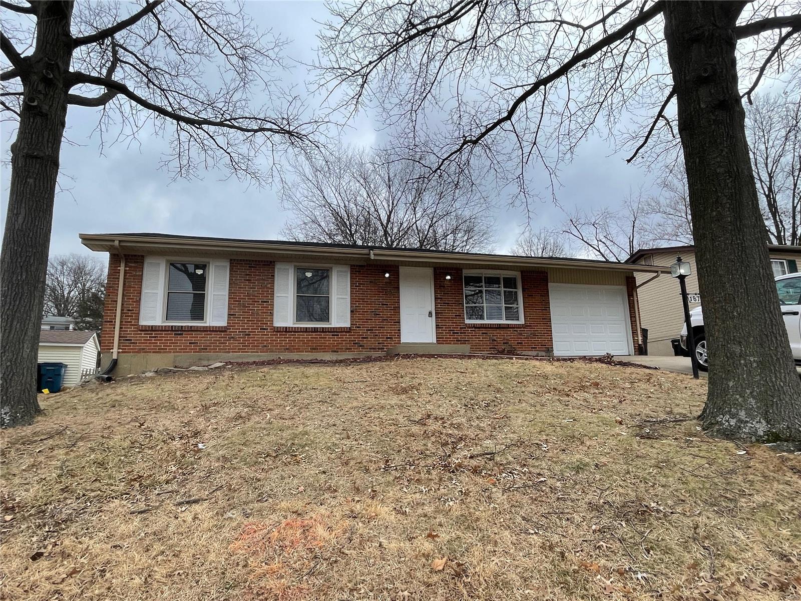 Great home in Oakville ready to lease. Lease is One Year and lease amount is 1600. monthly plus 1600. deposit. Good credit required. Pets allowed will be determined by Landlord. Home has been recently updated. New furnace and AC. Application fee is $60. for adults over 18 and is nonrefundable.