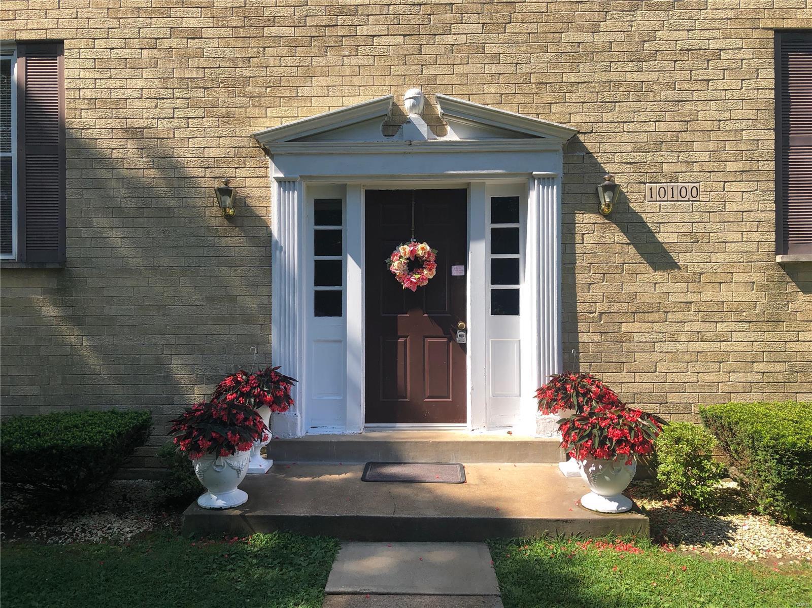 Beautifully UPDATED 2 bed/1 bath in Lindbergh Schools!. ALL NEW floors, trim, doors, lighting, furnace, water heater, and A/C. 

***UPDATED HUGE KITCHEN!*** GRANITE COUNTERS! CUSTOM CABINETS! Stainless steel sink! 

**HUGE BATHROOM!**

Large windows with marble windowsills shine natural light throughout the apartment! 

Amenities: storage unit in the basement, covered garage parking with opener, additional street and driveway parking, washer/dryer hook ups. 

Location: Lindbergh School District. Minutes away from Grant's Farm and Trail! Schnucks and Drive-Thru Starbucks down the street. 

Water, Sewer, Trash included in rent. 

***NO PETS!***

Call to see today! Location: Corner Location, Upper Level