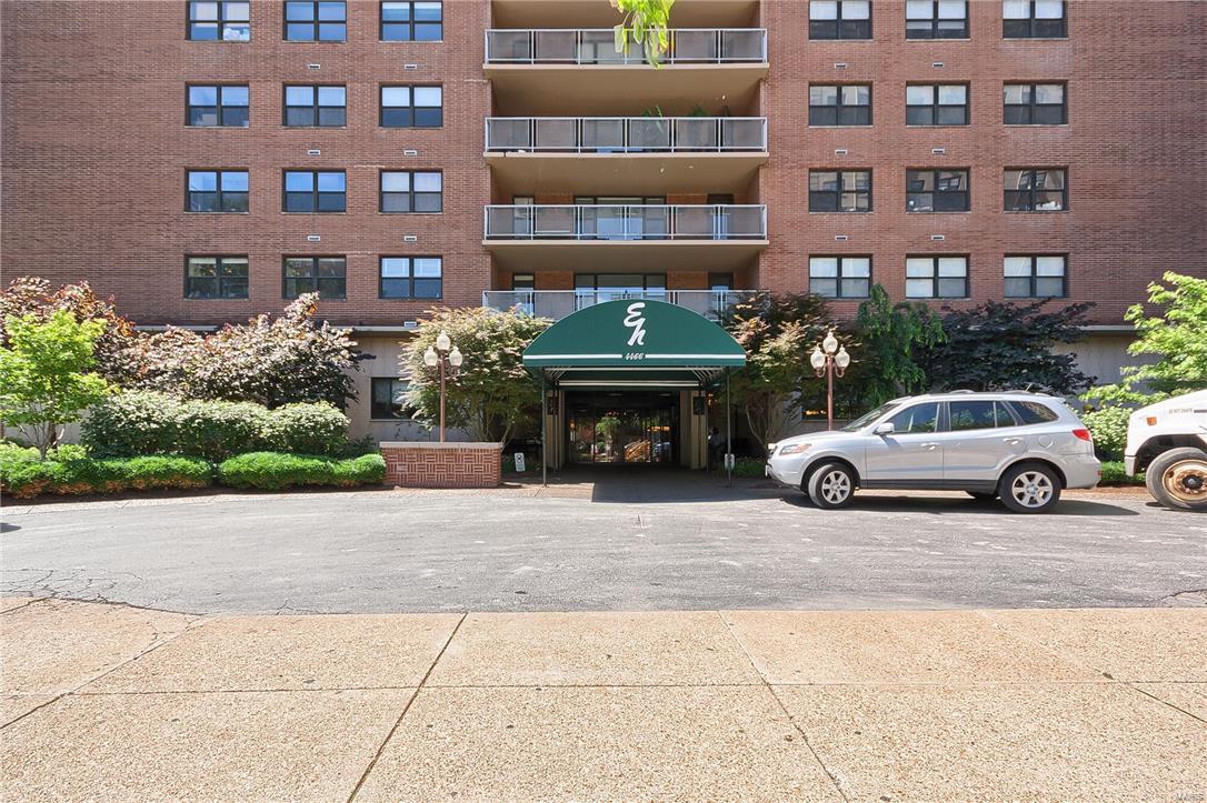 This 1 bed, 1 bath condo in the upscale Executive House building in the Central West End is a must see! Wood flooring throughout much of the unit with ceramic tile in the kitchen. Lots of natural light from wall of windows in both the living room and master bedroom. Updated bathroom features ceramic tile floors as well as newer tile surround. The kitchen has newer cabinets with nice appliances and sub-zero fridge. Executive House condo complex features an in-ground pool, common areas, secured parking, and in-building laundry. Monthly condo fee covers water, trash, sewer, heating, and cooling as well as the pool, receptionist, and external maintenance of the property.  Great Location!! Location: City, Interior Unit
