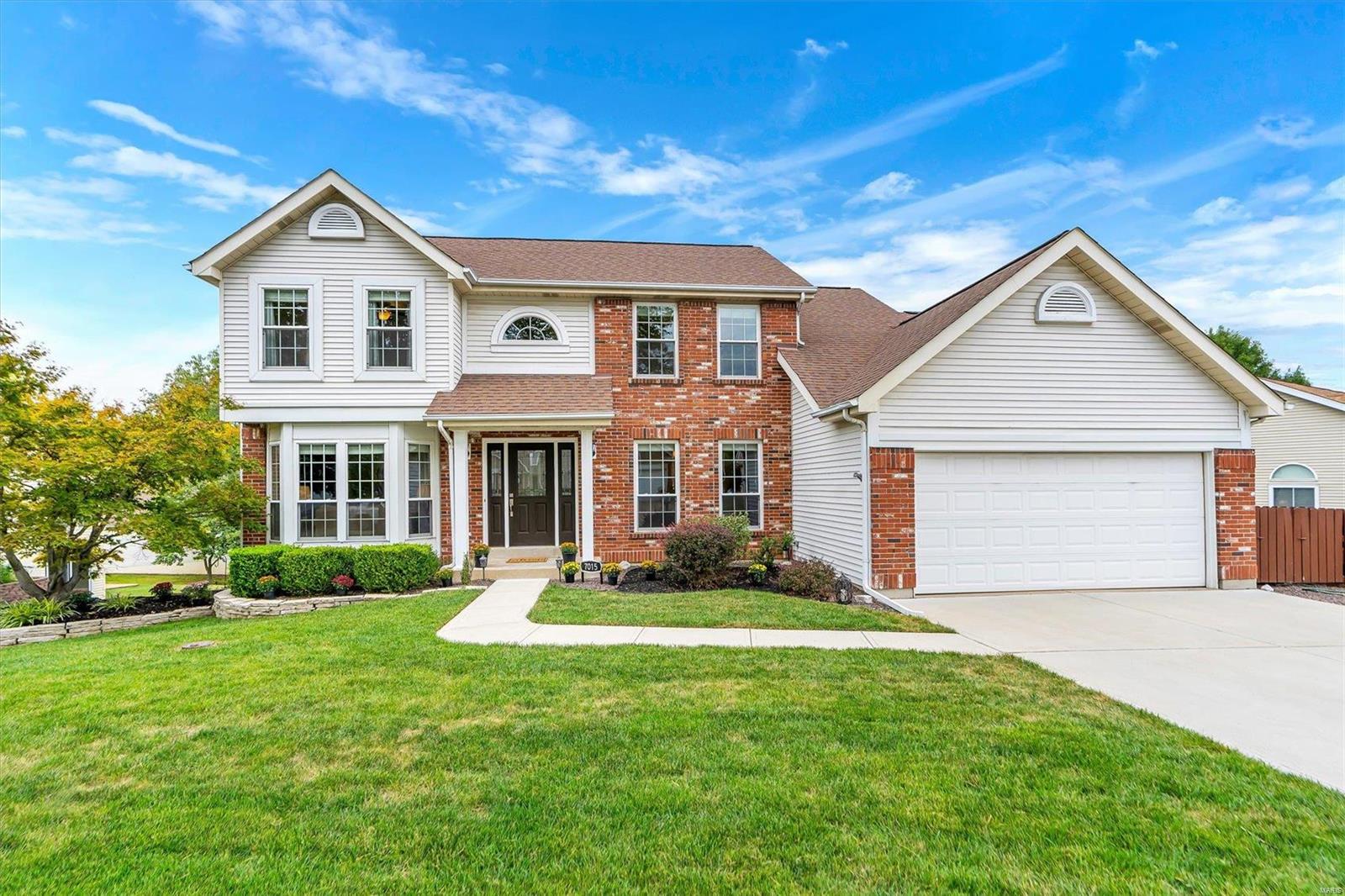 Oakville's newest listing is a move-in ready 4 BR w/ 3200 SqFt of updated living space on a premium, cul de sac lot. It starts with curb appeal; well-manicured lawn, colorful flower beds, covered porch and decorative front door. Step inside to hardwood floors, neutral paints, frplc, stylish fixtures plus lots of natural light. Beautiful eat-in kitchen features center island w/ seating, SS appliances, granite counters and tile backsplash. Plenty of room for entertaining. Bonus sitting rm off kitchen plus balcony over scenic yard backing to common ground. Multiple bay windows, renovated bathrooms, MFL, xtra storage and separate workshop. Mstr bth includes double vanity, fully tiled shower and soaking tub. Finished LL (walk-out) is the cherry on top. Newer HVAC (2018), windows ('17) and roof ('17) add to already tremendous value. Check the complete list of updates-too many to list here. The Estates at Arrowhead is a gracefully mature sbdvsn w/ pool, club house and trash service included. Additional Rooms: Mud Room