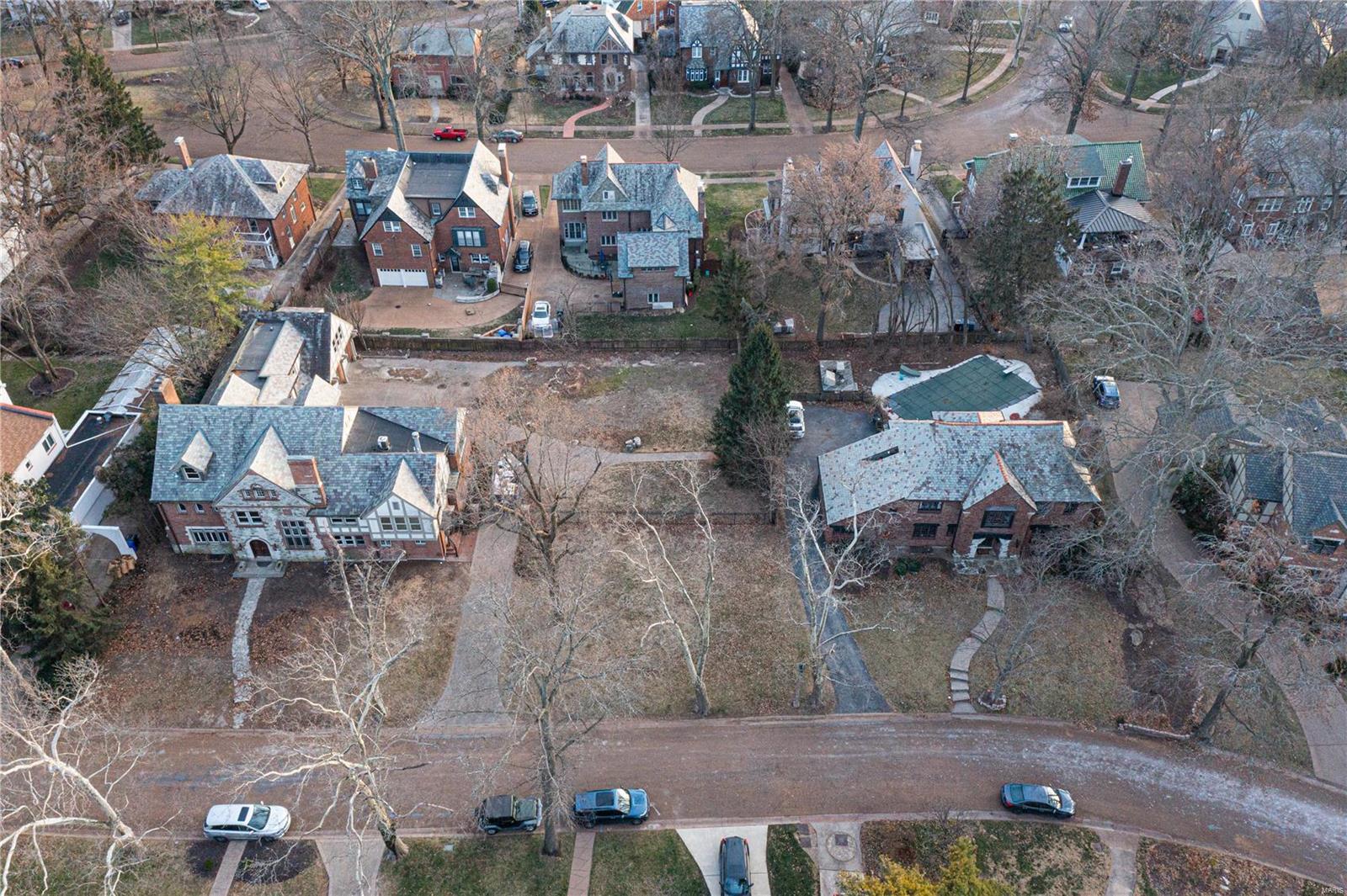 This is a rare opportunity to build in prestigious University Hills. The lot is a level 80’ x 140’ parcel totaling .25 acres. The lot is clear of all landscaping and no home is on the property. It is ready to build. Walk to Winslow’s Table. Close to Washington University, Clayton and The U City Loop.