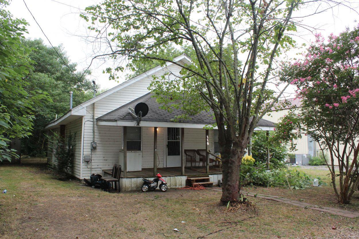 2 bedroom 1 bath home located in Steele, MO., also includes a storage shed.
