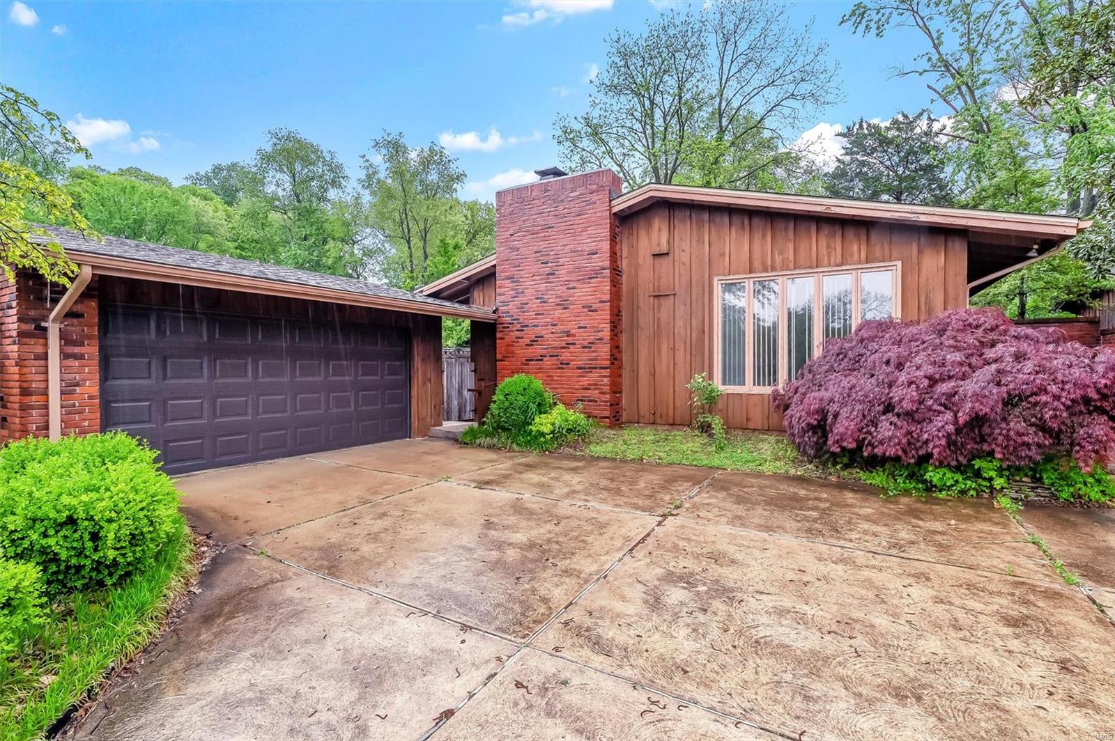 Lovingly cared for home is ready for its next chapter! This spacious Ranch is located in one of Creve Coeur's hidden gem neighborhoods, Greengate...A small enclave with a contemporary flair. Inside you will find hardwood floors and a nice flowing floor plan.