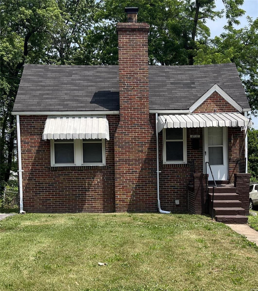 Great 1 bedroom Hardwood floors, Updated kitchen and Bath. Full Basement, Fenced Yard Great Deck