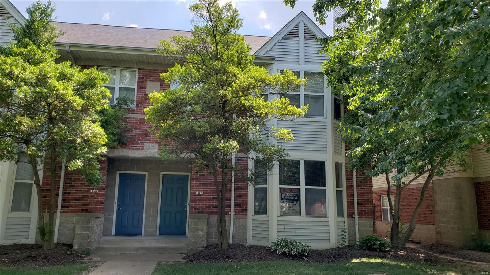 Here is a nice condo just ready for you.  Located in the Central West End, you will love city living.  Three bedrooms and 2 baths on the upper level and a half bath on the main level round out this home which is located in Westminster Place.  You have a private, fenced-in back yard and a three-car garage.   Visit today! Location: City, End Unit