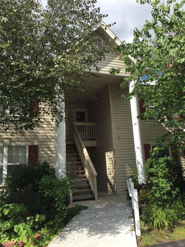 This beautiful 2nd floor condo is conveniently located to  Hwy 94 and 364.  Lovely one bedroom condo has a open floor plan great for entertaining.  Breakfast Room, Kitchen, hardwood floors, stainless steel appliances, pantry and lots of pantry storage, balcony.  2 parking spots.  Condo fee includes landscaping, pool, hot tub, pool, tennis courts, snow removal, water and trash Location: Upper Level
