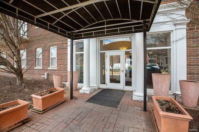 Gorgeous 1 bedroom condo, located in the Central West End. This condo offers an open floor plan with hardwood floors, an oversized bedroom, a balcony for grilling, and private in unit laundry. The kitchen offers lots of cabinet space, granite counter tops, and stainless steel appliances. This building allows rentals. This building is steps from Forest Park, the History Museum, Wash U, BJC, the metro, and local eateries and shops. This condo won't last long, schedule your private viewing today! Location: City