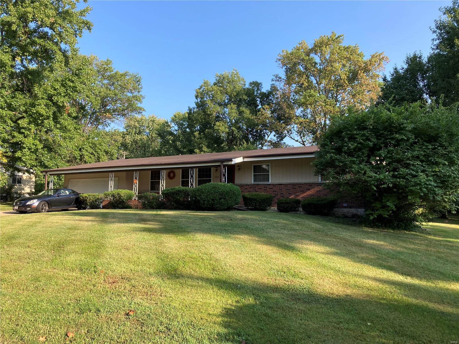 Make your move this fall! Tucked back into Fountaine Estates sits this well maintained and updated 3 bedroom, two bath ranch. The roof is new, the HVAC is only 1 -2 y/o as is the hot water heater. New dishwasher and microwave plus a newer washer and dryer add to the list of items to appreciate. The level rear yard and the quiet street add up to perfect holiday entertaining. Just off of the kitchen is a wonderful glass enclosed porch for coffee in the morning or fall dinner.


By Appointment Additional Rooms: Sun Room