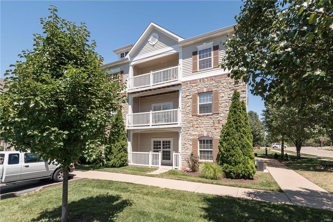 Sought after main level end unit currently available at Monarch Trace Condominiums! This spacious unit offers neutral decor, an abundance of natural light, 9' ceilings, an open floor plan and one covered parking space. The split bedroom floor plan offers privacy when entertaining guests. Enjoy breakfast on your private fenced patio or in your sizeable eat-in kitchen. New carpet (07/17), fresh paint, and updated laminate flooring in the main living area leave nothing for the buyer to do but move in. The building boasts a secure lobby entrance with intercom and guest parking. Chesterfield Park, the Aquatic Center, Amphitheatre, YMCA, St. Louis County Library, Chesterfield Mall and a myriad of restaurant venues are a short distance away! Affordable condo fee includes water, sewer, trash, exterior insurance & snow removal. Quick access to Hwy 40! Location: Corner Location, End Unit, Ground Level
