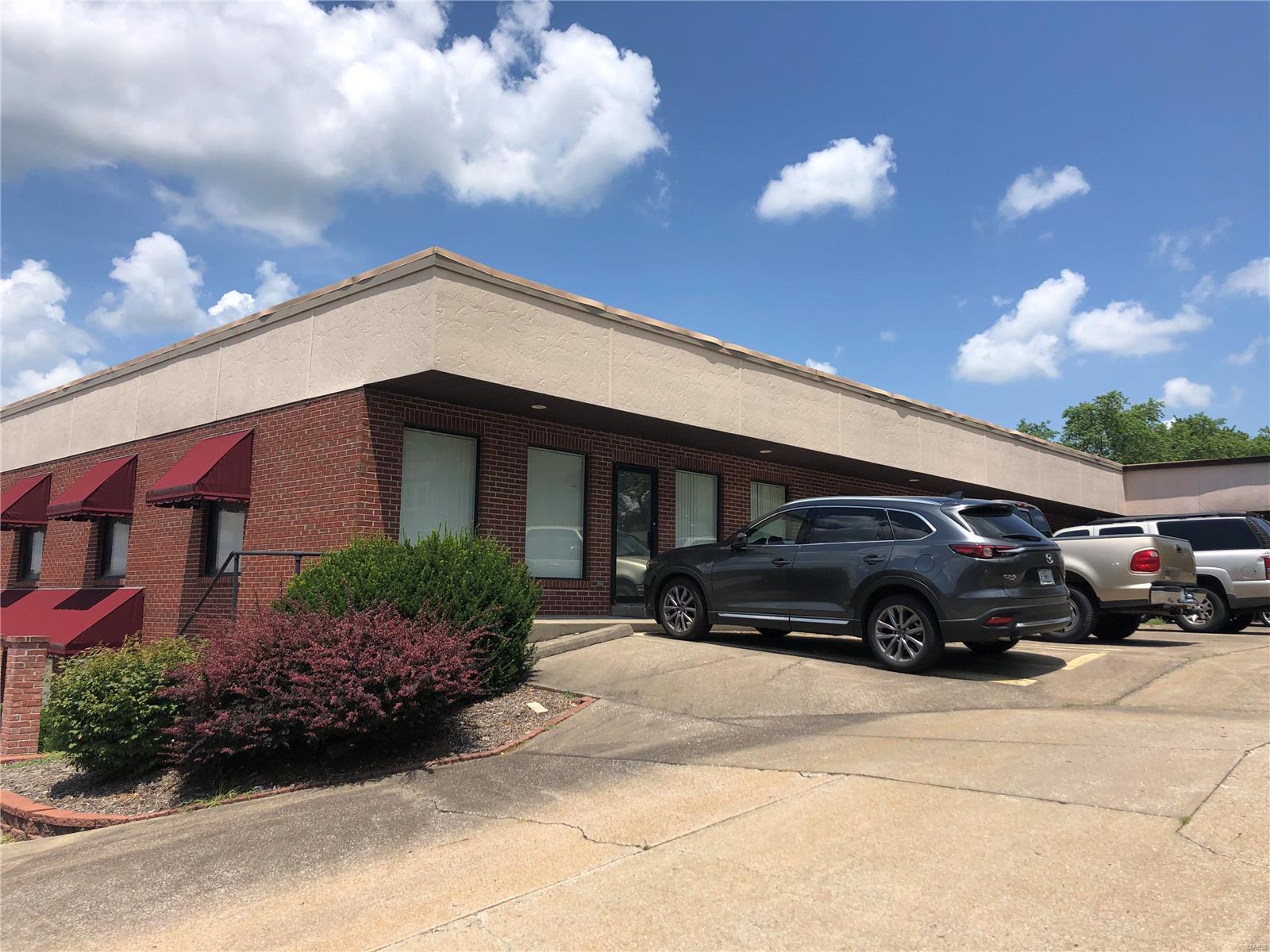 This space was utilized as a dental office. Owner is willing to remodel to suit your specific needs. Reception area leads to a large open space. Currently has 3 separate offices along side and back walls approx. 1300sf

LOCATION LOCATION LOCATION! Prime, high traffic, commercial property for lease in Jackson! Entrances located on Jackson Blvd. and Gerald St. 2 Separate spaces for lease! 
Unit A-1 has 1200 approx. sq. ft., Asking rate of $750/month gross lease. Will Remodel to suit.

Also available under separate MLS numbers
Unit A-4 has 1300 approx. sq. ft., Asking $1,500/month gross lease. Location: City, High Traffic, Hwy/Interstate Frntg