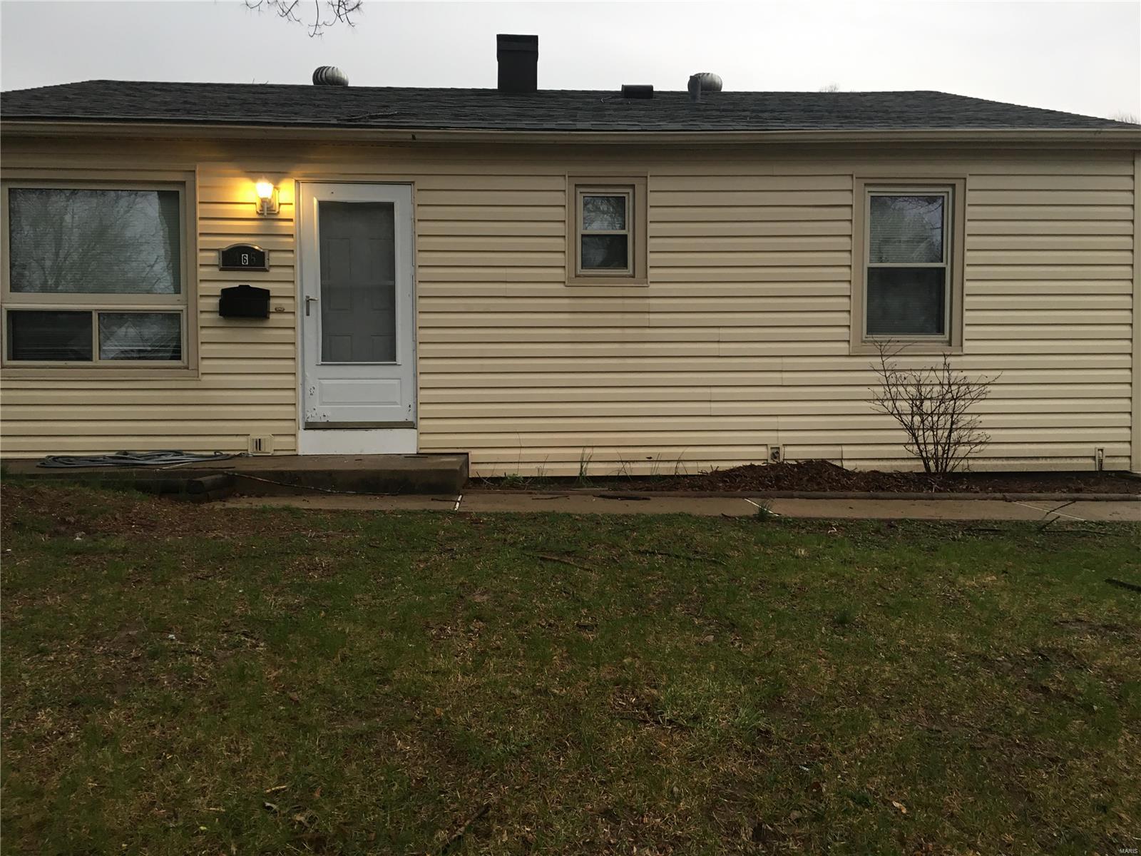 CALLING ALL INVESTORS AND OWNER OCCUPIED CLIENTS...  WITH JUST A LITTLE TLC THIS HOME IS A BEAUTY. 3 BEDROOM,
1 FULL BATH AND A EAT IN KITCHEN. NICE CLEAN BASEMENT. BEAUTIFUL LEVEL BACK YARD FOR ALL YOU SUMMER FUN ENTERTAINMENT. THIS PROPERTY IS BEING SOLD AS IS SELLER TO DO NO INSPECTIONS AND/OR REPAIRS...THIS WON'T LAST LONG.