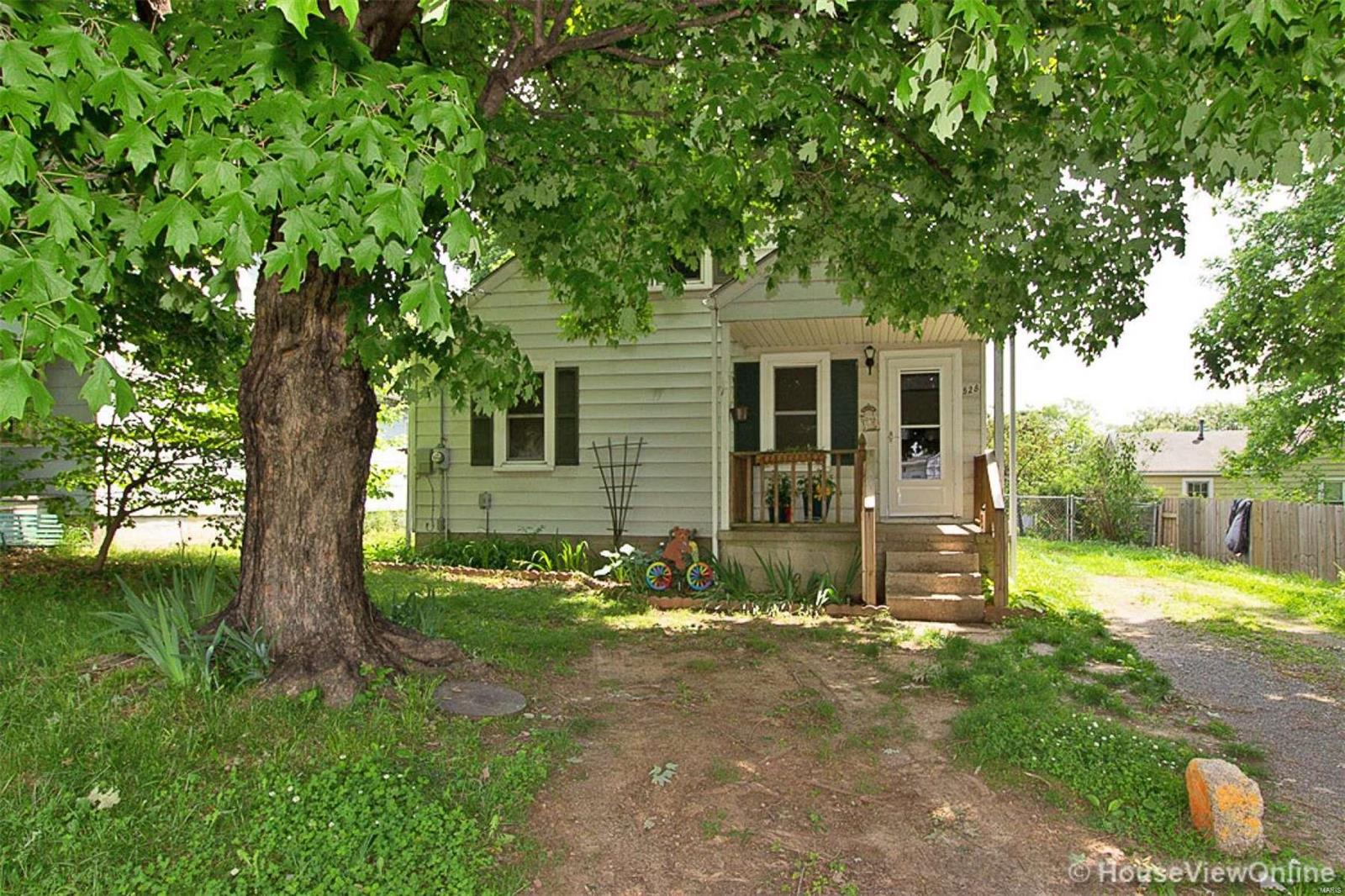Looking to add to your rental portfolio? Take a look at this one....
Three bedroom, one bath with full unfinished basement.
Fenced backyard with mature trees for plenty of shade.