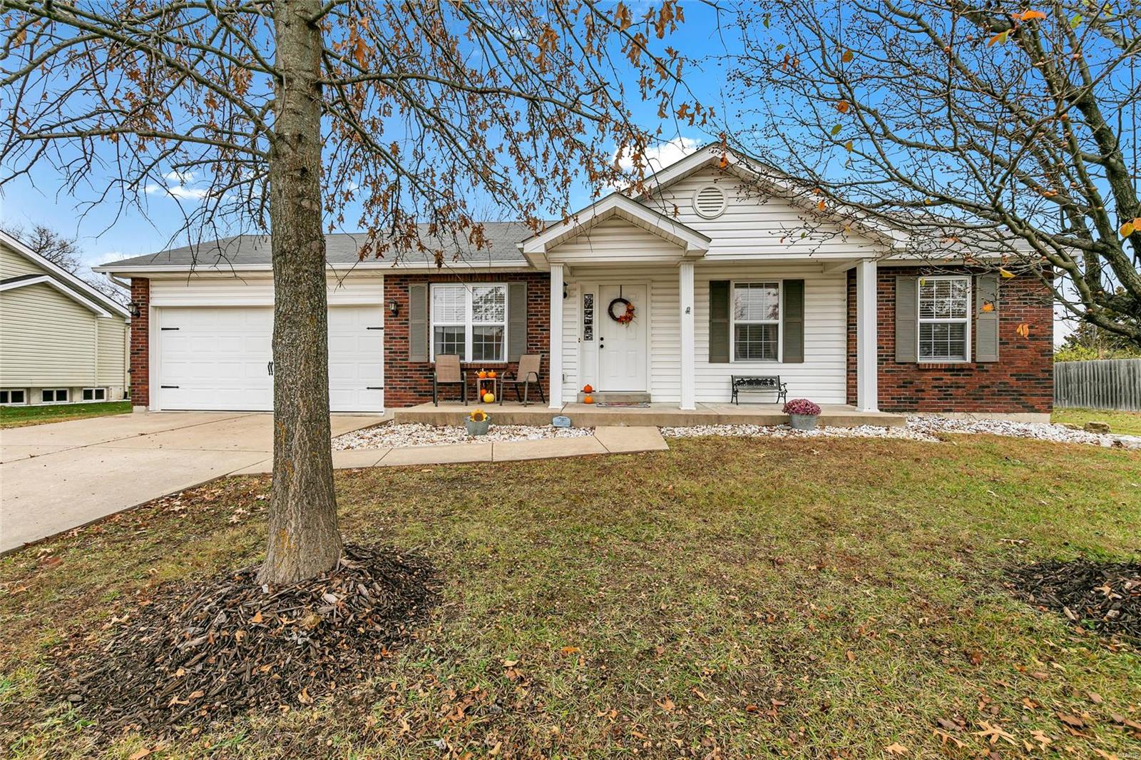 #3020-Welcome home to 115 Grant Dr, Jonesburg. This traditional ranch located in The Estates of Jonesburg is immaculate! Featuring 3 bedrooms, 2 full bathrooms on the main level, open floor plan with kitchen/dining combo, neutral interior décor. Kitchen displays espresso cabinets, laminate flooring, black/stainless appliances, subway tile backsplash, slider that walks out to the patio and main floor laundry off garage. Master bedroom w/full bathroom, large walk in closet, 2 additional (sizable) secondary bedrooms, white 6 panel doors/trim, updated lighting, vaulted ceilings, full basement, 2 car garage located on a large lot. Montgomery Co R-II schools.
