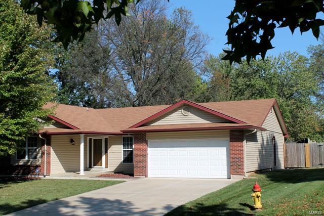 *******ROOMY RANCH ON A CUL-DE-SAC*******Clean curb appeal to large covered porch, ceramic floor foyer to open stairway. Formal dining room, spacious living room and vaulted ceiling family room with gas fireplace. Light and bright kitchen and breakfast, center island with breakfast bar, appliances included, bay window and pantry. Main floor laundry with service door. Master bedroom suite with updated bath and separate vanities. Finished lower level includes large rec area, den or sleeping rooms, and abundant storage space. Updates include.....vinyl siding, front entry door, driveway, and sidewalk. Immediate availability for this 2000+ square foot ranch.*******WHY NOT GO THROUGH THE ONE AT 122!*******