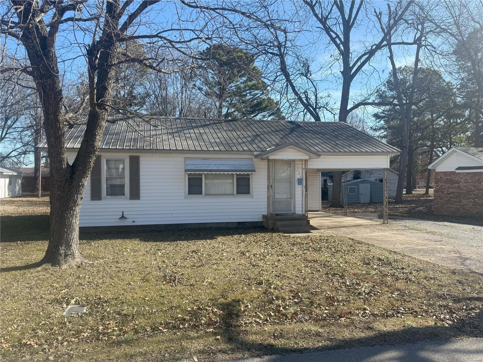 Very well maintained home in Campbell, MO.. 2 Bedroom, 1 Bath, living room, eat in kitchen with dining area. Center island with electric range. Laundry room. One car carport, vinyl siding, and a metal roof. Great 1st time buyer, retirement, or investment property. Lot Size 61X108