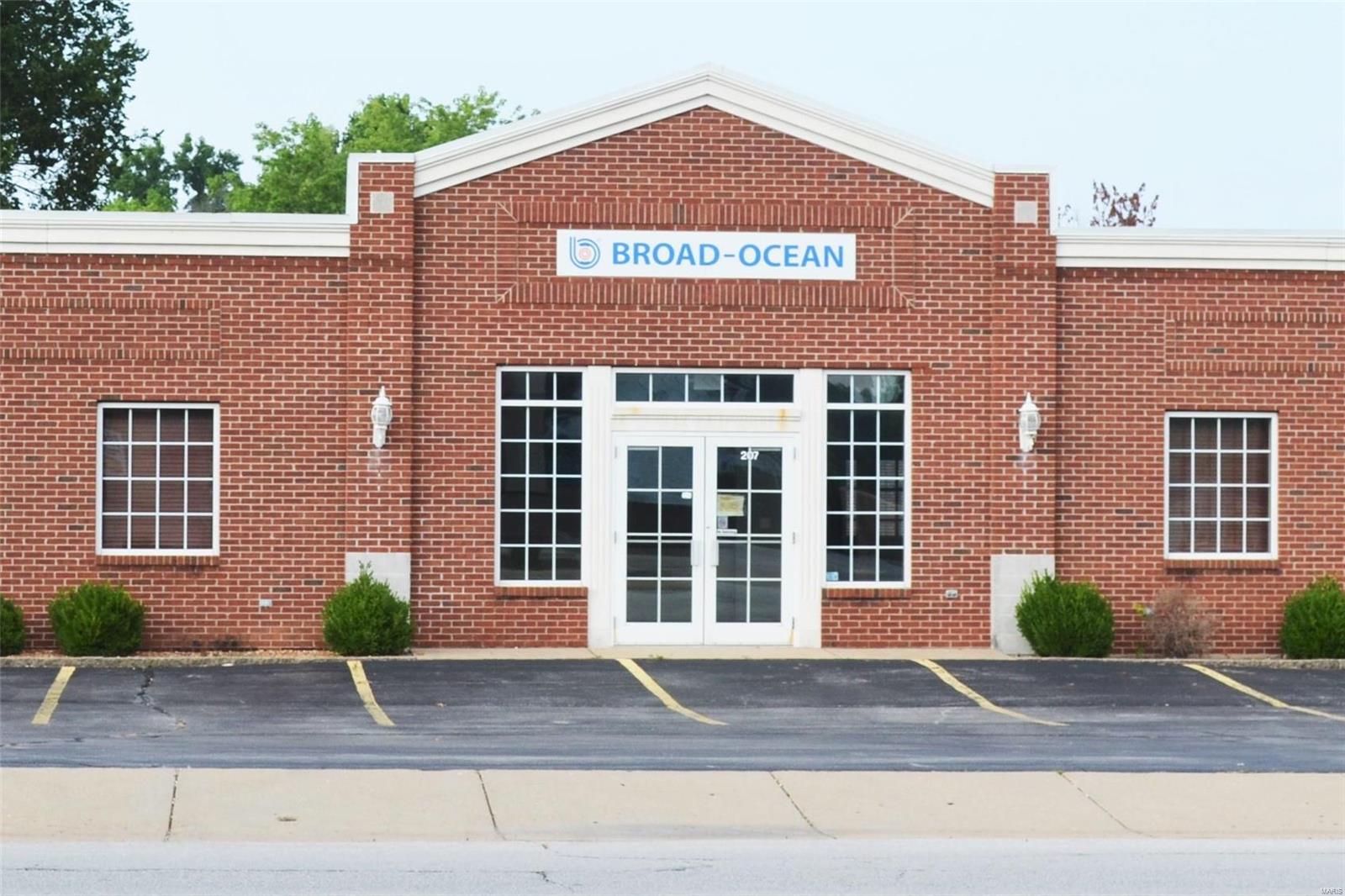 Great Location!!  High Traffic area located on East 5th st. surrounded by other businesses.  Picture your company in this Great Commercial building with an impressive Brick front and Entry. This Professional office building features several private offices, Conference room, General area, Copy/work area,  Break room and 1/2 Bath.  

Approximately 4600Sq Ft of Open  Warehouse/ work area and 1/2 bath.  There is a Geothermal HVAC system and heat pump.
Well insulated. 2- 200 amp service. 
Lots of parking with a ramp and drive-in overhead door plus  a loading dock! Location: Corner Location, High Traffic, Retail Center