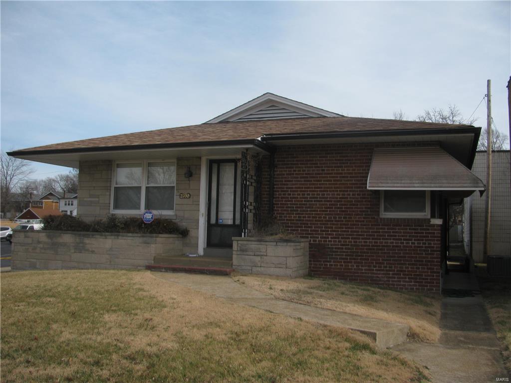 This very nice Duplex has 2 bedrooms and 3 baths and has been recently updated. The property is in excellent condition and conveniently located on Hampton near HWY 44 and has a large eat in kitchen. Included is a stove, refrigerator, garbage disposal, ceiling fans, dishwasher and mini blinds. This home has a partially finished basement, washer and dryer hookups, garage, fenced in back yard and the home has wood floors and central air and gas heat. The owner pays water sewer and trash. 
There is a application process and we do credit and criminal background checks.
You must have no recent evictions or no recent bankruptcy's and you must have verifiable income of about triple the rent and a decent credit score.