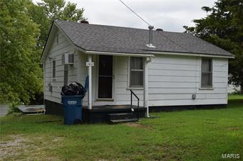 Investors, take a look at this cozy little 2 bedroom, 1 bath home on a large lot in PB city limits. This home has been well cared for. Home comes with refrigerator, gas range and washer/dryer. The garage has a small tinker/shop area that would make a great man cave. Priced at $29,900!