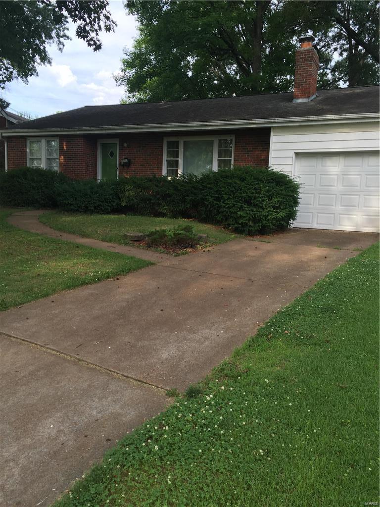BEAUTIFUL HOME!!!!!!  HARDWOOD FLOORS!!! NEW PAINT!!! REC AREA IN BASEMENT!!!READY TO MOVE IN!! SCHEDULE APPT NOW MAY NOT LAST LONG!!!!!!