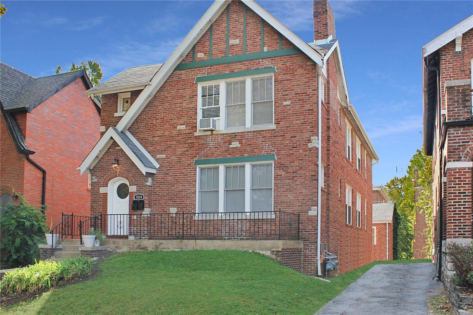 Beautiful 3BR/1BA second-floor University City duplex with over 1,300 sqft. Magnificent architectural details throughout with newly refinished hardwood floors, archways, original stained glass windows, and single-paneled doors. Shared common basement with washer/dryer hookups and private storage locker. Fireplace non-functional. Includes one covered parking spot. Excellent location within walking distance to Heman Park, Delmar Loop, restaurants, shopping and entertainment. Close proximity to Washington University and Clayton. Pet friendly with $20/month pet rent & $200 pet fee per pet. Security Deposit equal to one month's rent. Tenant responsible for electric and gas.
