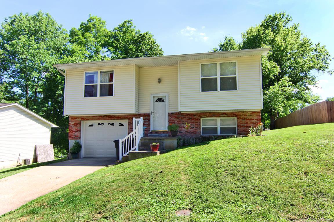 3 bedroom, 2 bathroom split level home. Brick and vinyl siding. 1 car garage