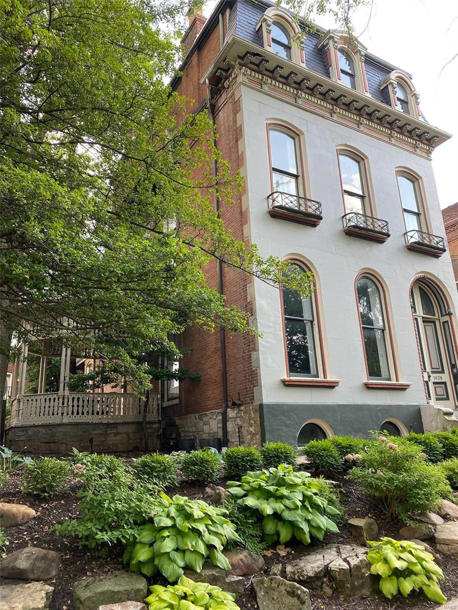 for comp use -4 bed/3.5 bath and then 1br/1 full bath carriage house. The 4600 sq ft in main house above ground was done by recent appraisal so its accurate.