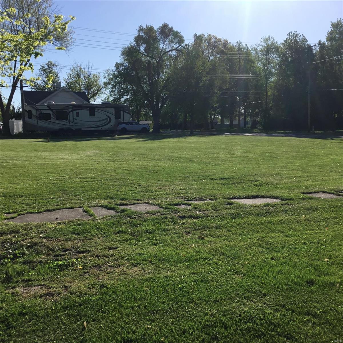Investors or builders. This lot offers road frontage on 2 sides.  Sits at the corner of N. Harper & 6th .  Great location within a block of the elementery school.