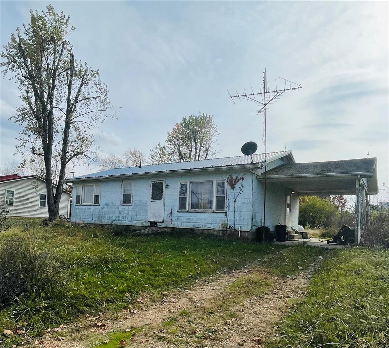 2 BR, 1 BATH, FULL BASEMENT,  ATTACHED CARPORT,  BARN, DEEP WELL.  PROPERTY IS BEING SOLD "AS IS"