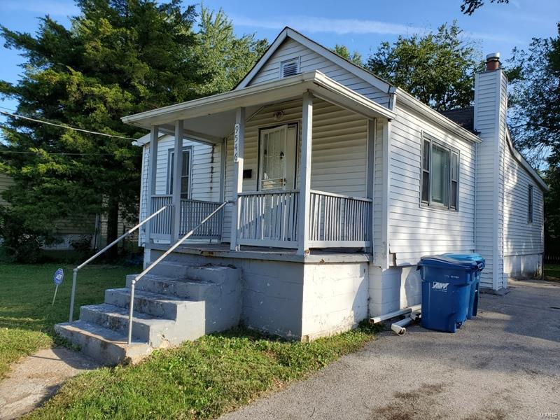 Turn this two bedroom home into a beautiful bungalow.  Comparable homes with finished basement
space sell in the 120-135000 price range! Plenty of room for a flip, or a solid addition to your rental portfolio.  Come see it today - super easy online showing schedule.