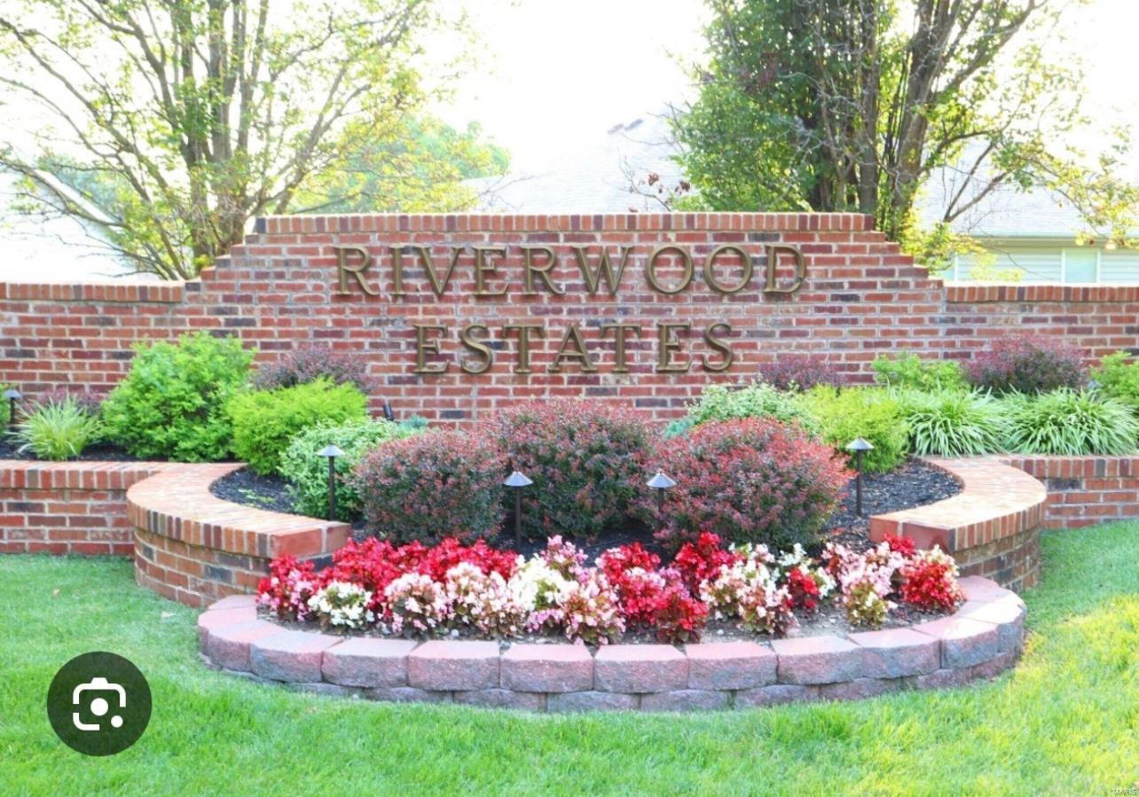 Priced well below the recent appraised value, this nice, level, single-family home lot in Riverwood Estates is ready for a new home. Located in the city of Hazelwood, Riverwood Estates is a sweeping development of 462 single-family executive-style homes—walking distance to Koch park and the Florissant Civic Center. Close to shopping, schools, restaurants, entertainment and highway. Bring your builder, all utilities at the lot, covenants & restrictions attached. Additional Rooms: In Platted Subdv.