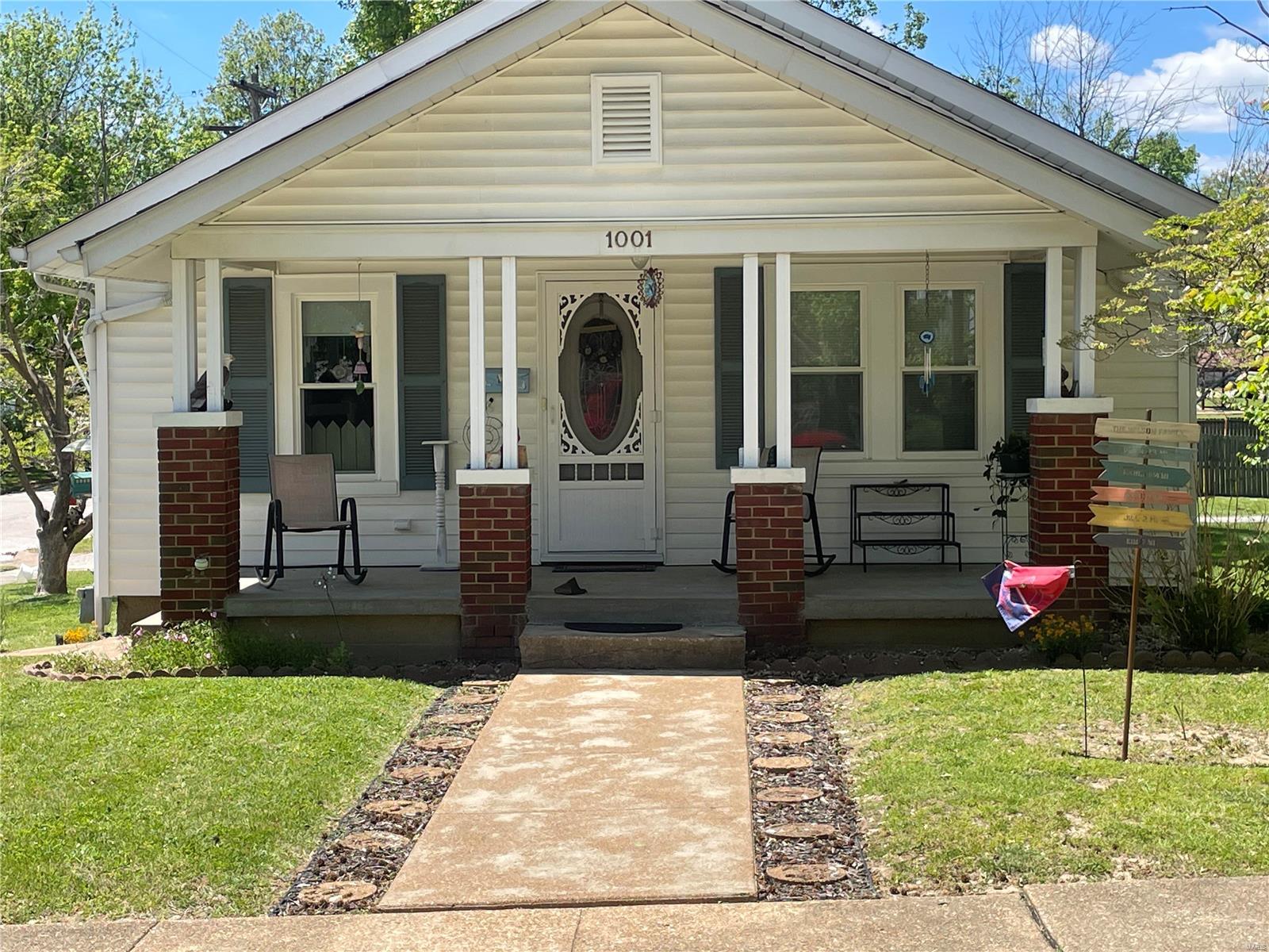 Cozy Cottage on corner lot.  Looking for Grandma's house?  Here it is!!  2 bedroom 1 bath home that has been well loved and cared for.  Livingroom, dining room and kitchen. Located close to parks and school.  Great starter home or downsizing.