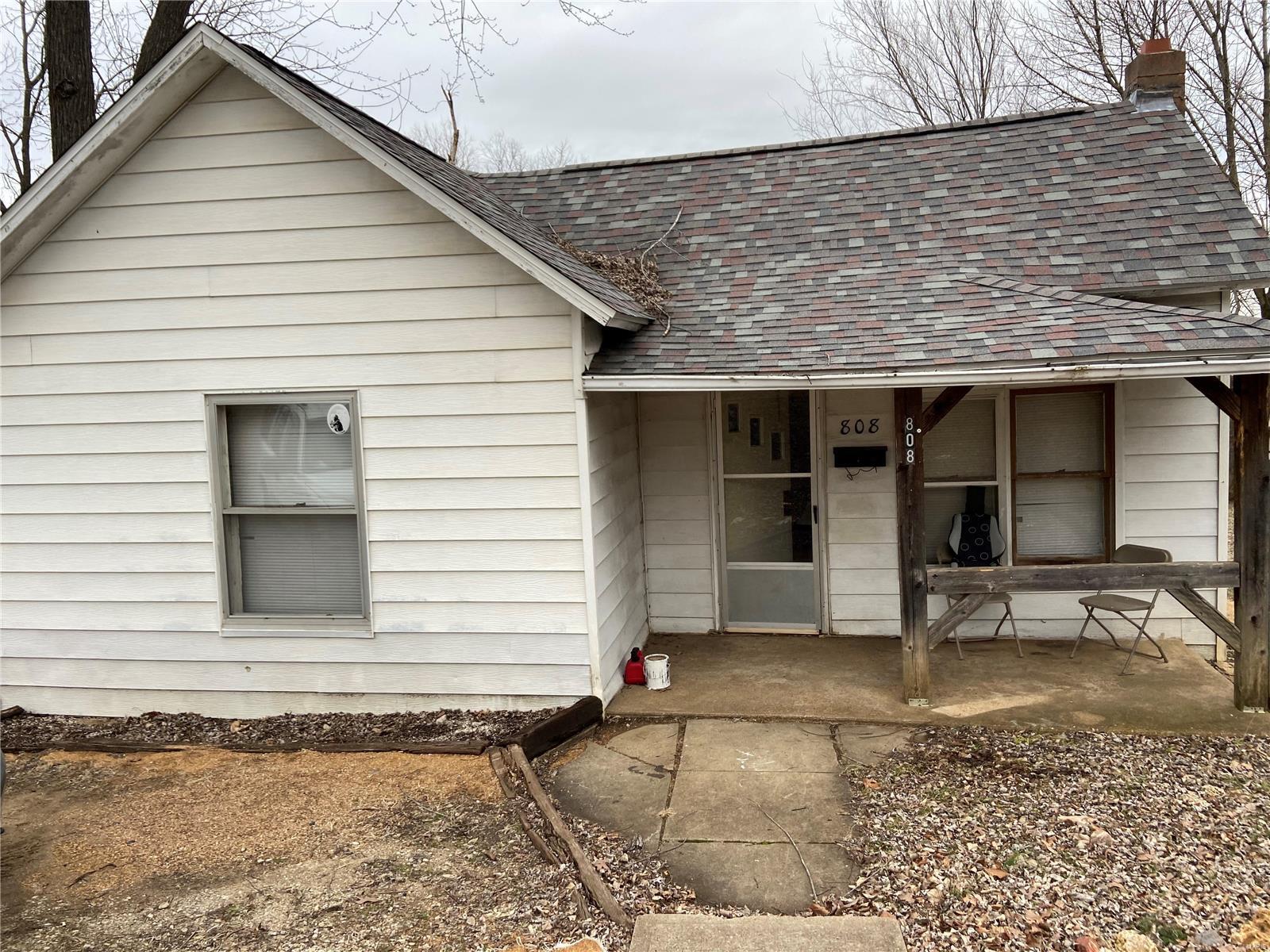 Real estate for SALE!  Investment Property!  2 Bedroom home in Park Hills currently rented for $500 month.  It has a covered front porch and an 18x9 deck.  Keep it rented or move on in.  Good, clean investment property.