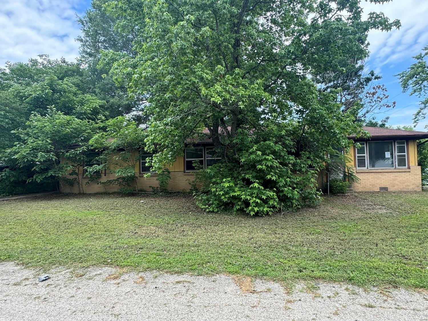2 bedroom home could be 3 with 2 baths located in Naylor.