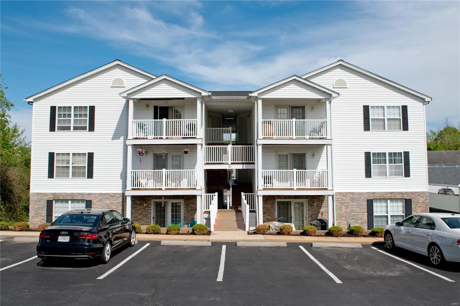 Come see this freshly painted and updated 2 bedroom 2 bathroom condo unit located in the center of Eureka! Both bathrooms have updates, doors are all new (including sliding barn doors for the laundry area), new 5" baseboard and new luxury vinyl flooring. Master suite with a huge walk in closet.  No projects, just move in and enjoy the Eureka area! This condo is also located in the highly sought after Rockwood School District! Location: City