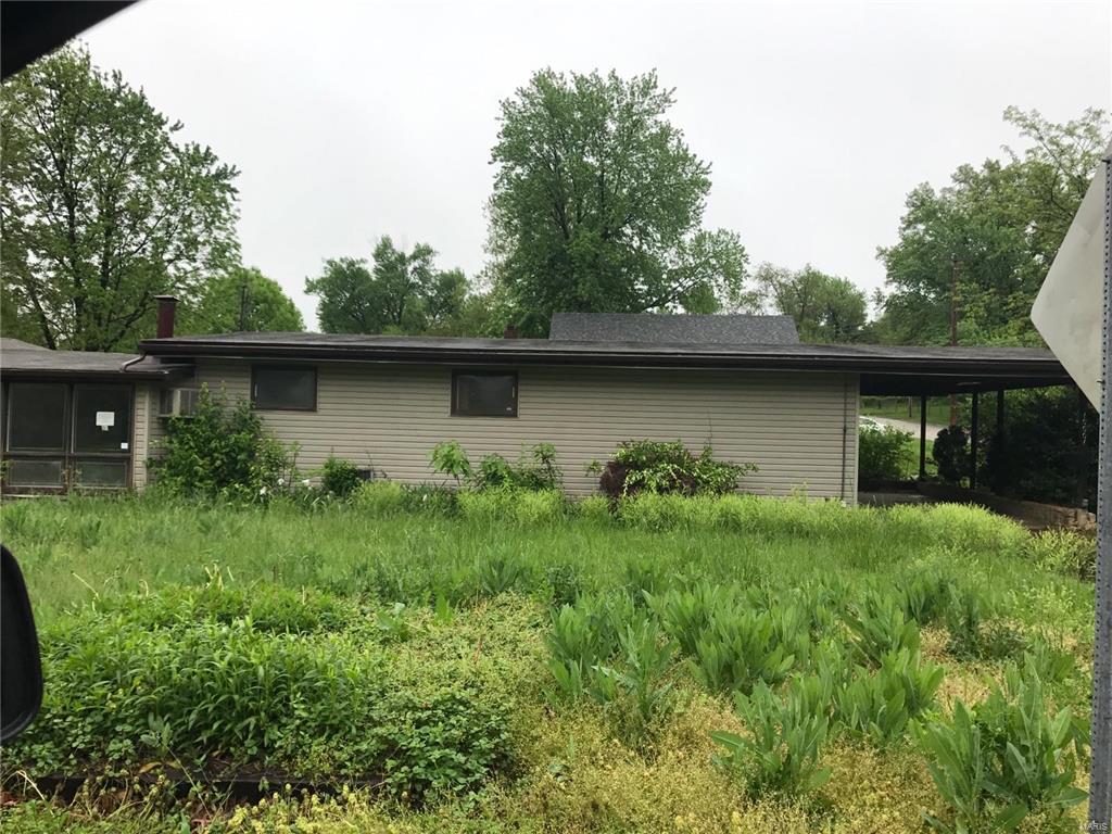 AGENTS THIS PROPERTY WILL NOT LAST LONG. SPACIOUS TWO PLUS BEDROOM TWO BATH HOME. FULL BASEMENT FOR EXTRA LIVING SPACE.NICE SIZED YARD FOR ENTERTAINING. THE SELLER IS SELLING THE PROEPRTY AS IS. THE SELLER MAKES NO WARRANTIES OR REPRESENTATIONS TO THE CONDITION. BUYER WILL RECIEVE A QUITCLAIM DEED WITH NO TITLE INSURANCE.
SELLER WILL NOT BE CONVEYING CLEAR TITLE. BUYER WILL BE RESPONSIBLE FOR ANY ITEMS ON TITLE(LIENS,CODE VIOLATIONS,ETC). BANK OF AMERICA,N.A. EMPLOYEES,HOUSEHOLD MEMEBERS AND HTS BUSINESS PARTNERS OF THE BANK ARE PROHIBITED FROM PURCHASING THIS PROEPRTY,WHETHER DIRECTLY OR INDIRECTLY. SpecialListingConditions: Foreclosure