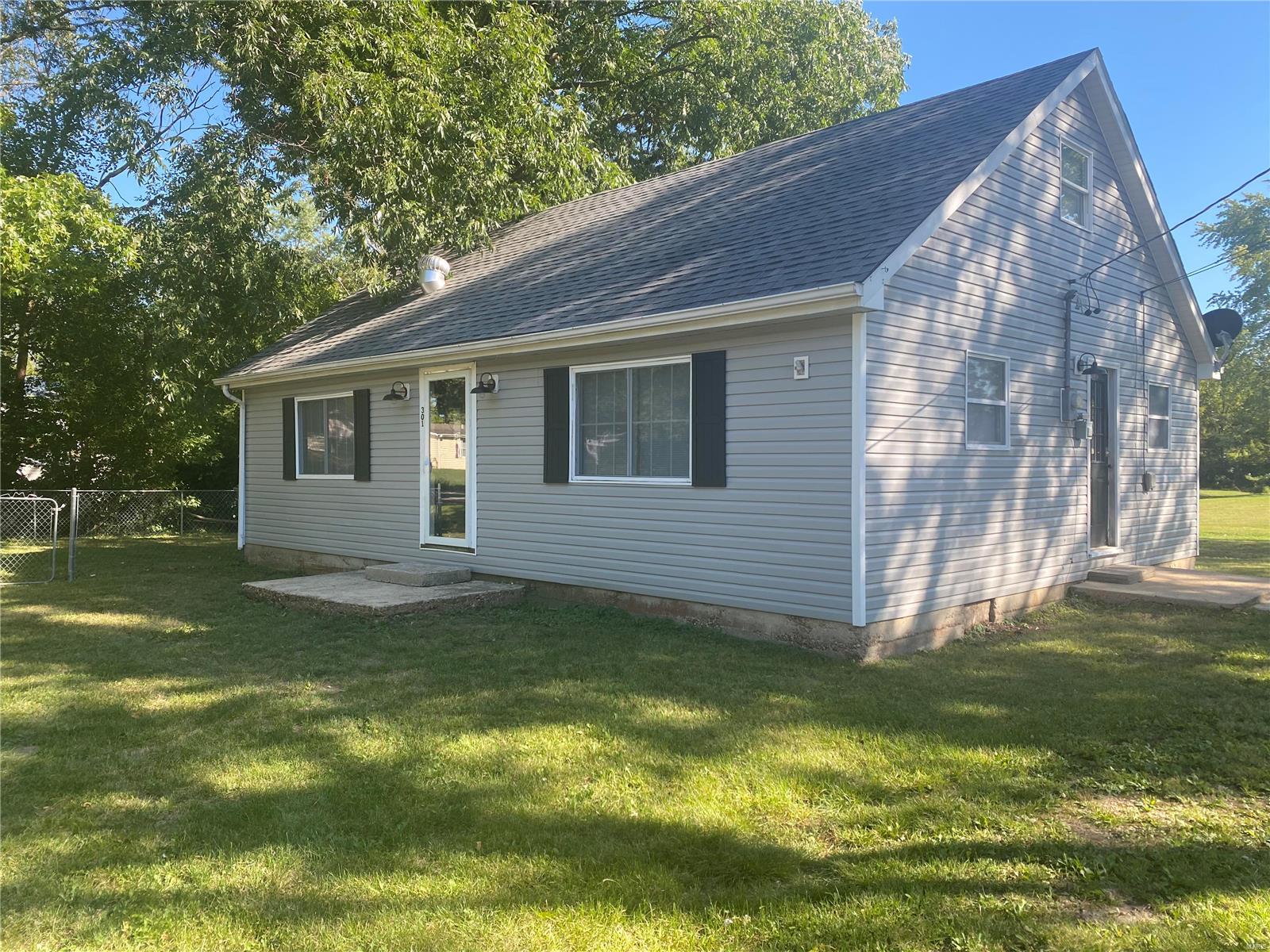charming cottage in the middle of quaint Belle,Missouri. Home is inviting with large, open rooms, perfect for a growing family