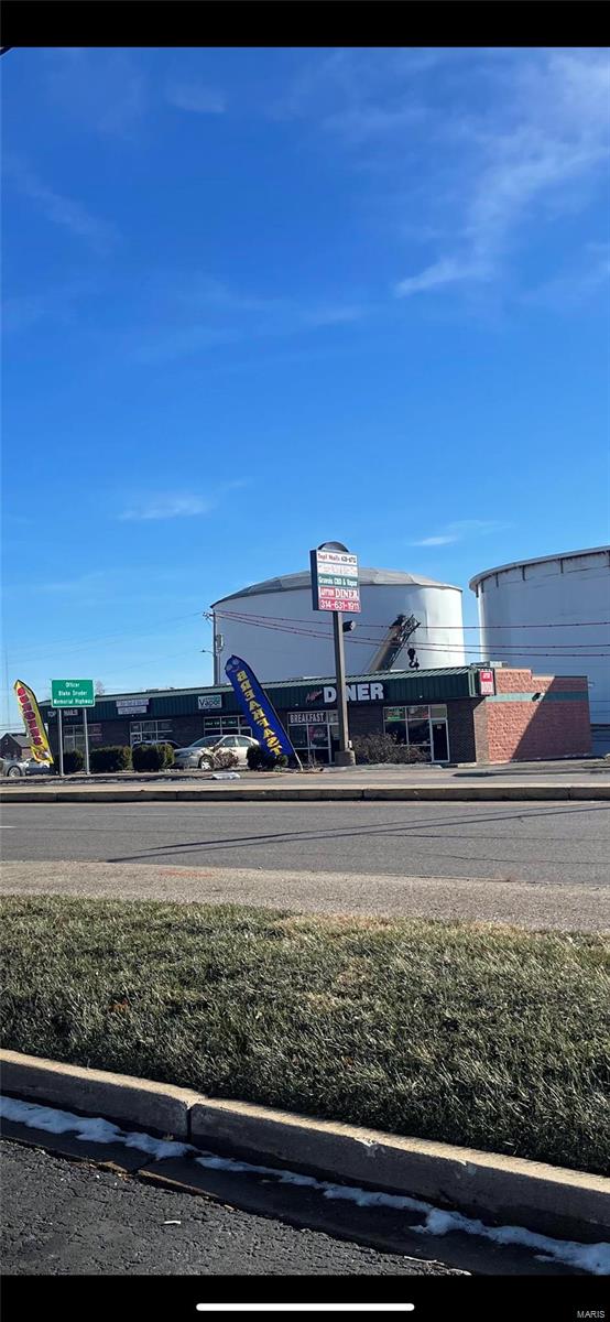 FOR COMP PURPOSES ONLY- Strip mall, includes all (5) Addresses; 10014, 10016, 10018, 10020, 10022 Gravois ROAD 63123 Location: High Traffic, Retail Center