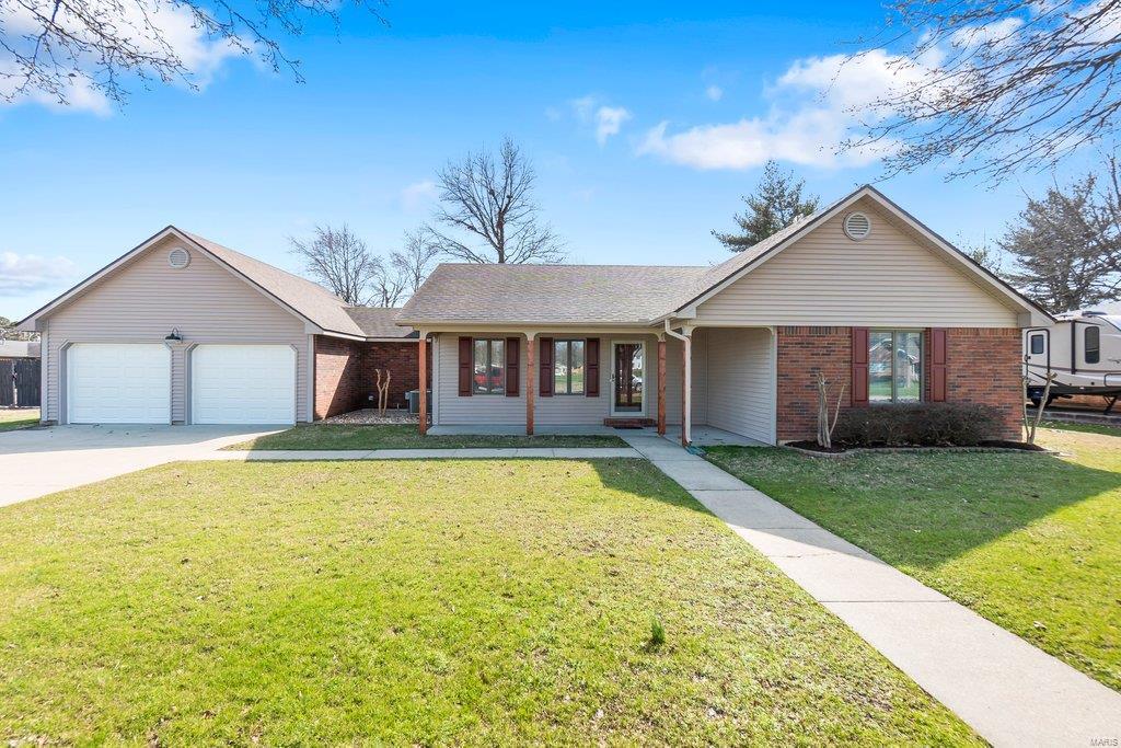 Fully-remodeled 3 bed, 2 bath home located on a quiet cul-de-sac in Sikeston.  You can find this property in a family-friendly neighborhood offering a large fenced-in backyard, 2-car garage, new stainless kitchen appliances, and is ready for a family to unpack their belongings and call it HOME! Additional Rooms: Mud Room