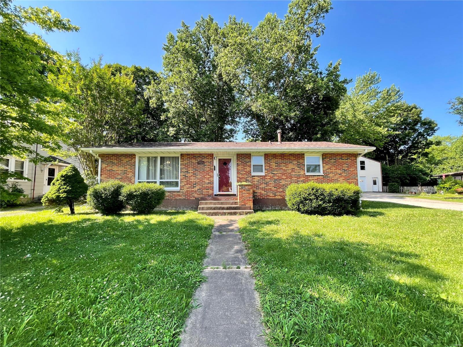 Cute 3 bed 1 bath home in the heart of Farmington. Close to schools and parks! This home has a full basement and plenty of storage. There's an attached garage in the back along with a storage shed.