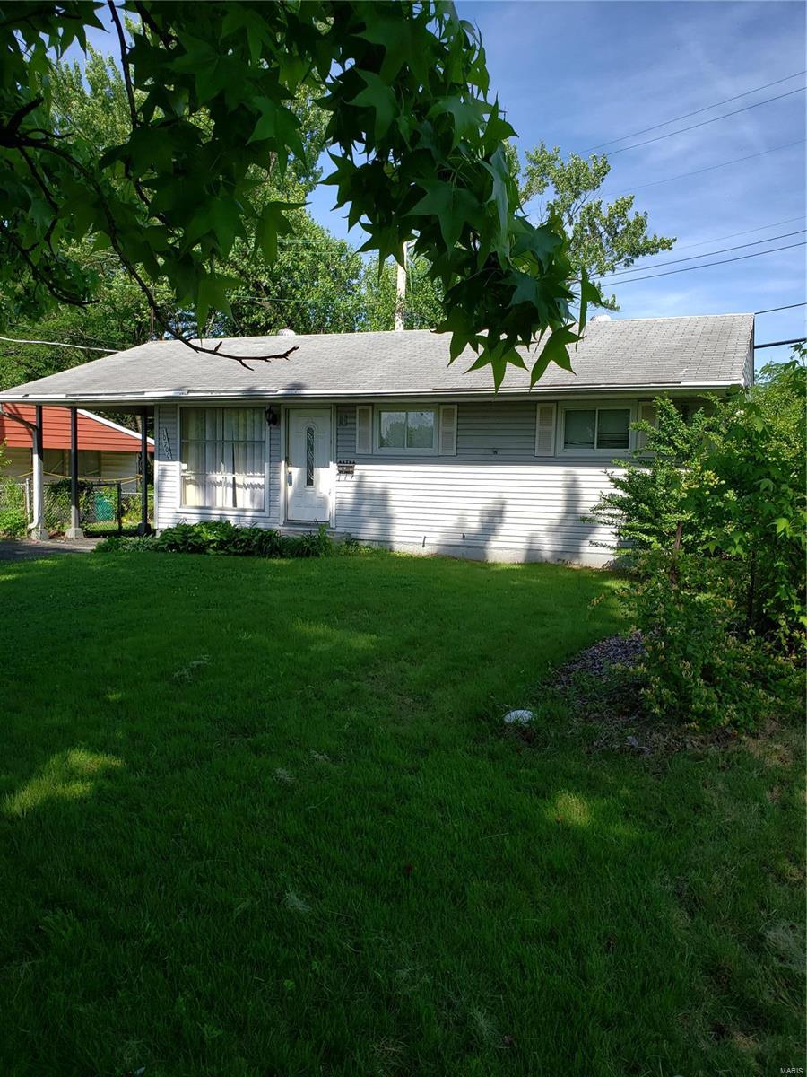 3 Bedroom Home in Glascow Village with Gleaming hardwood floors
Living room with Picture window 
Dining /Living  Combo behind Kitchen 
Galley kitchen with  2 counters, gas stove and refrigerator
Bathroom with 23"  vanity, toilet,  and tub with ceramic tile walls 
Bedrooms with hardwood floors, double pane windows and generous closets
Large  family room in basement plus extra  bedroom  with closet  ( bedroom not per code) 
Laundry room with washer dryer hook up and circuit breaker box
Central AC with gas furnace
Ideal  Rental house at 795 /mo
