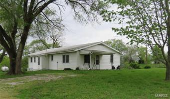 Nice home on a 5 acre lot with a pond, located 2 miles north of Paris off the highway. This house has 3 bedrooms and 2 baths. The kitchen has lots of cabinet space and a walk-in pantry. Nice location and only 10 minutes away from Highway U boat ramp!