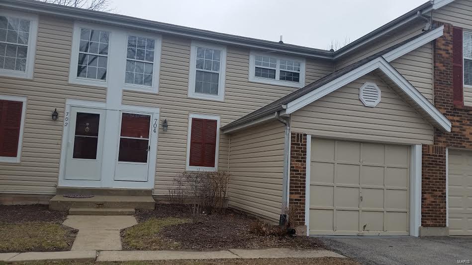 Large townhouse with garage and walk out basement!
Two story great room. 
Vaulted ceiling.
Loft style 2nd floor.
Finished walkout lower level. 
2 new sliders.
New garage door!
Nice kitchen, light oak cabinets, brand new stainless steel microwave and stove.
Updated, freshly painted and very nice. 
This townhouse has room for game area, second bedroom and rec area in lower level. 
One car garage, deck and patio. 
Subdivision pool, tennis and hot tub. 
Must see!! Location: Interior Unit