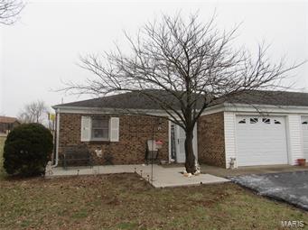 SUGAR MAPLE ESTATES! Enjoy Maintenance Free Condo Living! Spacious Living Room, Master Bedroom w/Walk In Closet and Step In Shower. Lots of Kitchen Cabinets! Nice Back Patio Area with Vinyl Fencing. Newer HVAC Unit & New Water Heater. Call to See Today before it's Gone! Location: City, Ground Level
