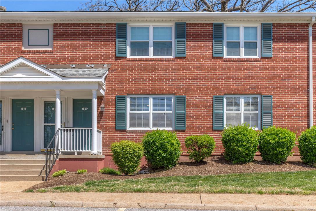 **WELCOME TO 1520 EAST SWAN CIRCLE... THIS GROUND LEVEL--END UNIT--UPDATED-LIGHT FILLED SIERRA FLOOR PLAN CONDO IS WAITING FOR A NEW OWNER!!**UPDATES INCLUDE NEWER (2014) LAMINATED WOOD FLOORING (DREAM HOME--ST. JAMES-BRAND) IN LIVING ROOM, DINING ROOM AND BOTH BEDROOMS** TOTALLY UPDATED BATHROOM IN 2013**FRESHLY PAINTED THROUGHOUT 2014**NEW CEILING FANS**NEWER LIGHT FIXTURES**NEWER FULL SIZE STACKABLE WASHER & DRYER (2011)**OTHER GREAT FEATURES INCLUDE... A LARGE PATIO WITH BENCH SEATING...GREAT FOR ENTERTAINING OR JUST RELAXING**LARGE STORAGE SHED OFF OF PATIO** EASY/CONVENIENT PARKING NEAR FRONT DOOR**ENJOY ALL THAT BRENTWOOD FOREST HAS TO OFFER...TWO SWIMMING POOLS*TENNIS COURTS**WALKING TRAILS**LAKE JEFFERSON**A BEAUTIFUL CLUBHOUSE WITH TWO DIFFERENT ROOMS THAT ARE AVAILABLE TO RENT OUT FOR ENTERTAINING OR MEETINGS**CENTRALLY LOCATED NEAR PUBLIC TRANSPORTATION, MAJOR INTERSTATES, SHOPPING CENTERS, RESTAURANTS & WORLD CLASS HOSPITALS!! Location: End Unit, Ground Level