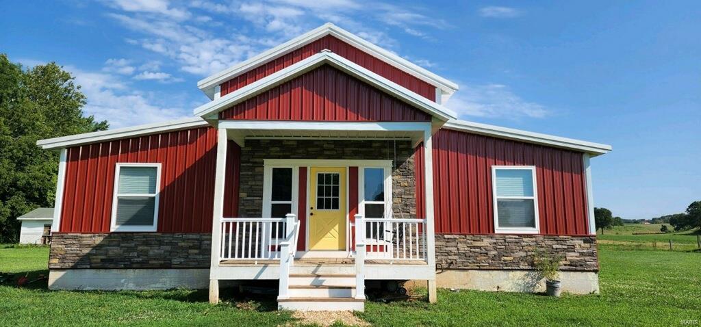 Quite country living at its finest! This custom built modern farmhouse has plenty of room for all your activities.  Outside you will love sitting on the porch and enjoying the sprawling views and the sounds of the creek.  Inside you will love the open concept and split bedroom floor plan.  There is also a 200+sq.ft. Loft space that could easily be converted into a 4th bedroom, office or playroom.